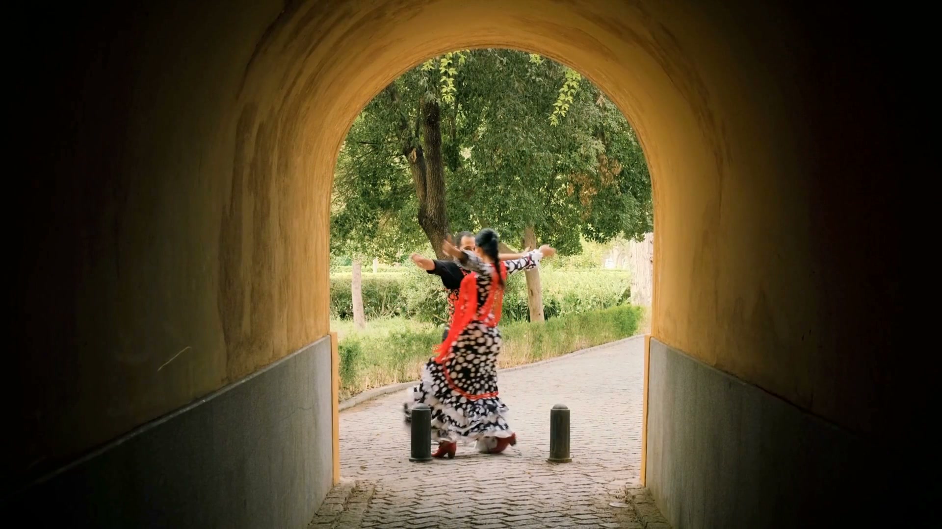 Baile flamenco bajo un arco