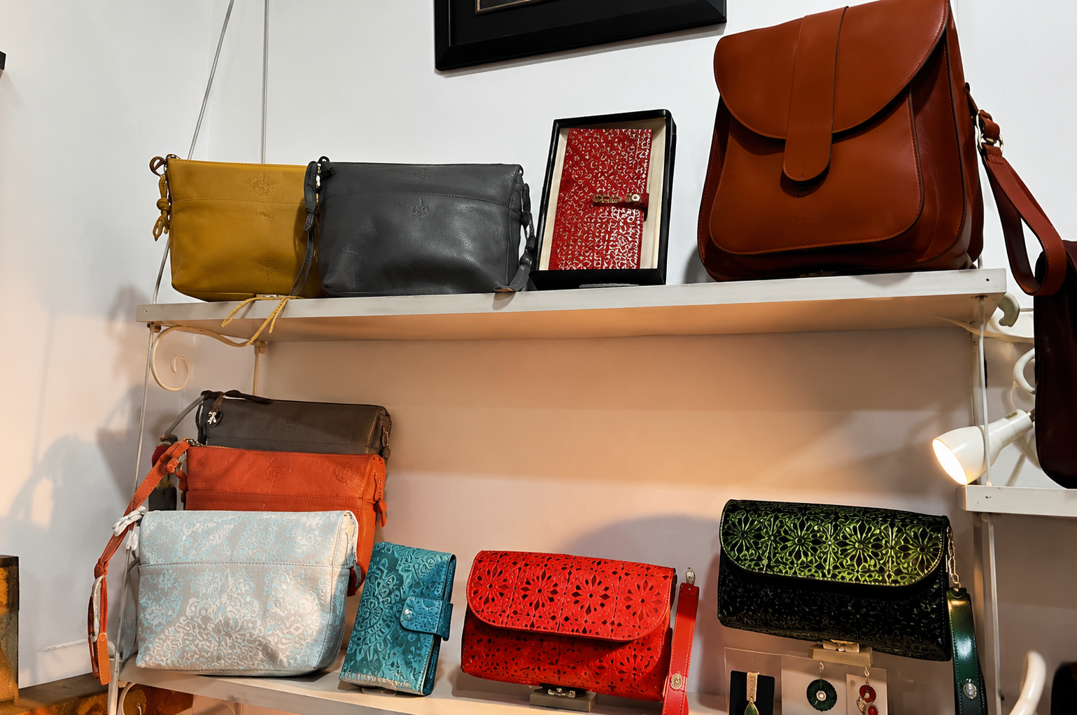 Bolsos de cuero repujado en las baldas de la tienda
