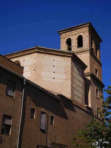 Torre de la iglesia del Salvador entre los tejados del Albaicín