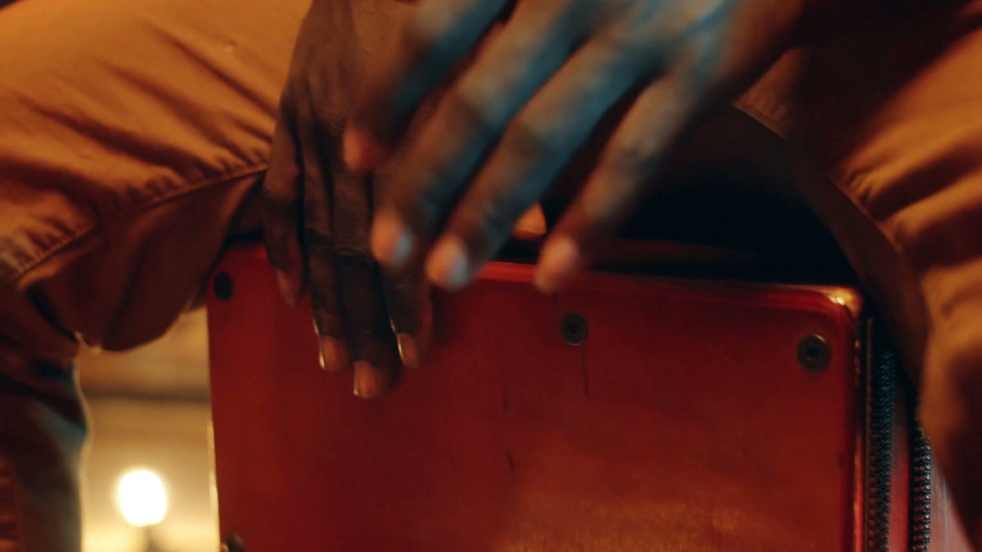 Manos tocando un cajón flamenco