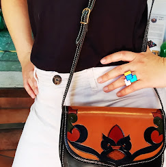 Bolso bandolera de cuero repujado en tonos tierra