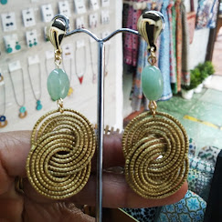 Pendientes artesanales dorados con piedra verde