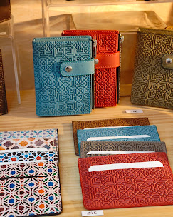 Carteras y tarjeteros de cuero grabado en turquesa, rojo y marrón