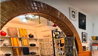 Interior de Chambo con su arco de ladrillo visto